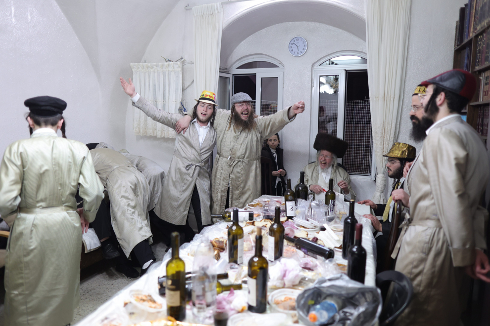 Desfase de judíos ultraortodoxos celebrando Purim en Jerusalén