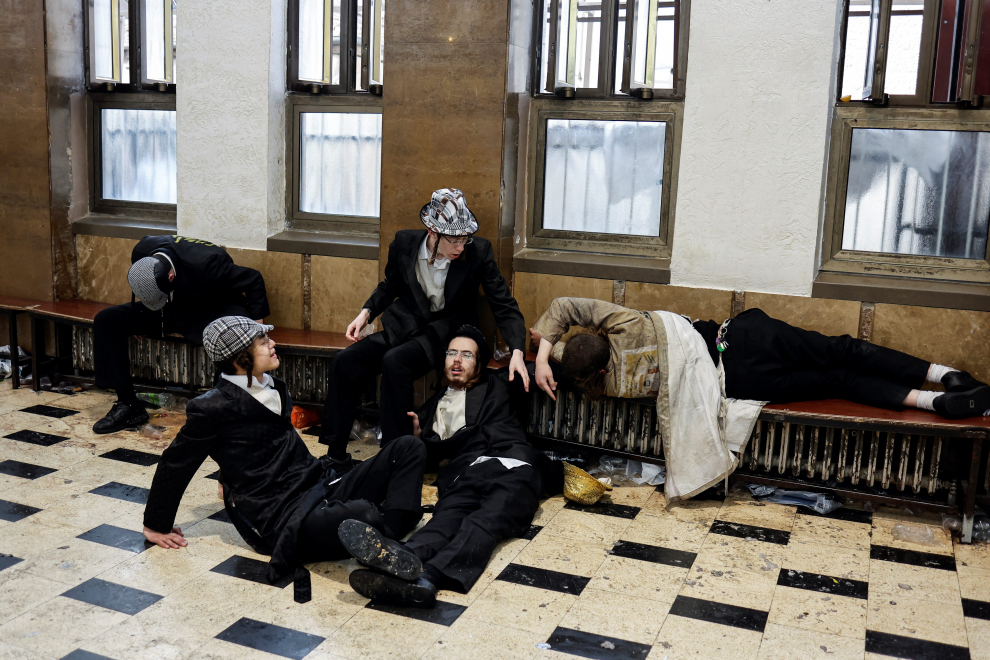 Desfase de judíos ultraortodoxos celebrando Purim en Jerusalén