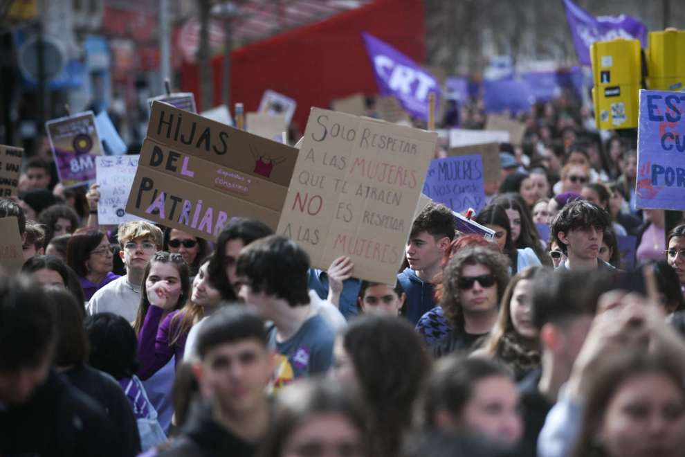 Así ha discurrido la protesta estudiantil del 8-M por el centro de Zaragoza
