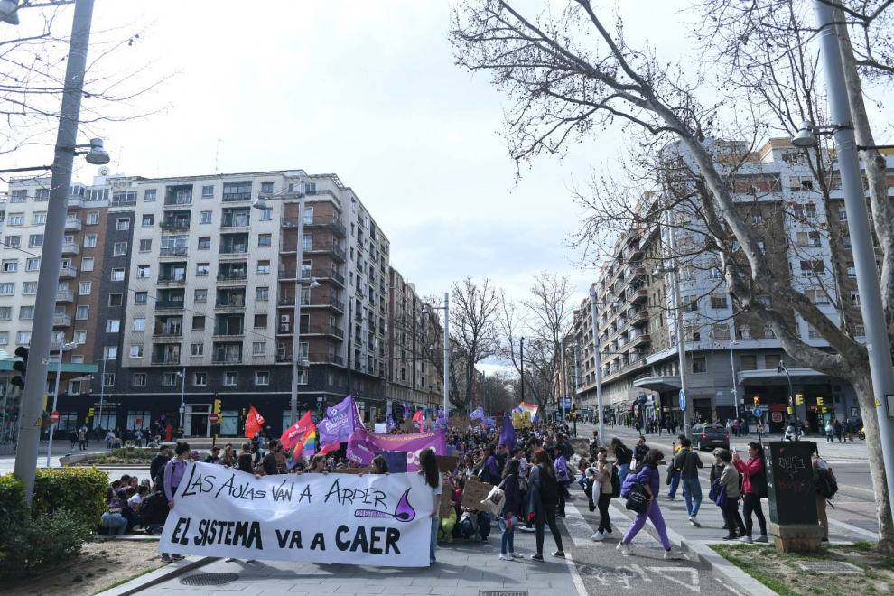 Así ha discurrido la protesta estudiantil del 8-M por el centro de Zaragoza