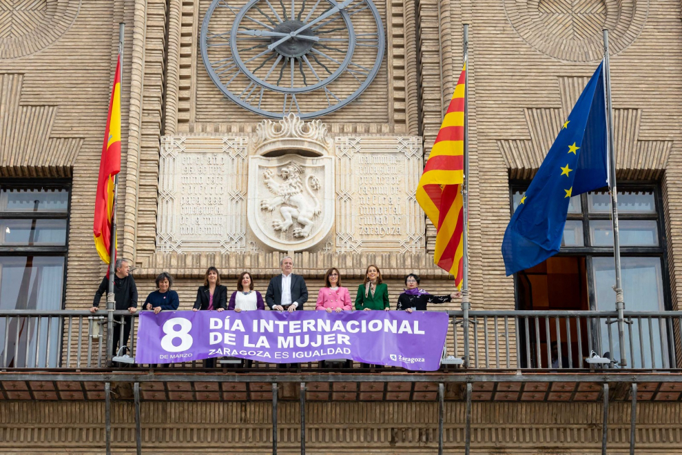 El Ayuntamiento de Zaragoza ha colocado la pancarta del ‘Día Internacional de la Mujer. Zaragoza es igualdad’