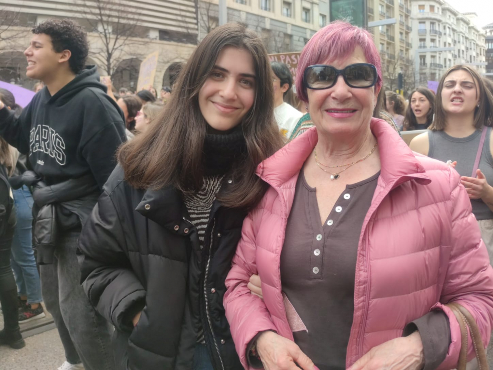 "Estoy orgullosa de acompañar a mi nieta de 17 años y poder manifestarnos juntas", dice María Pilar Tello, de 75 años, en la manifestación de Zaragoza.