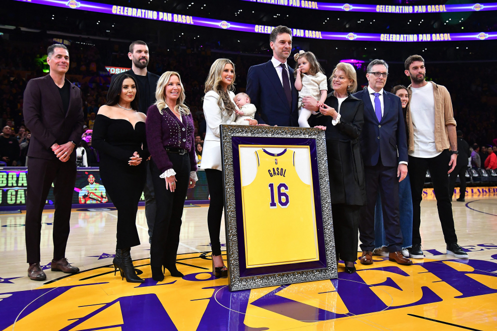 Retiran la camiseta y el número 16 de Los Angeles Lakers en tributo a Pau Gasol.