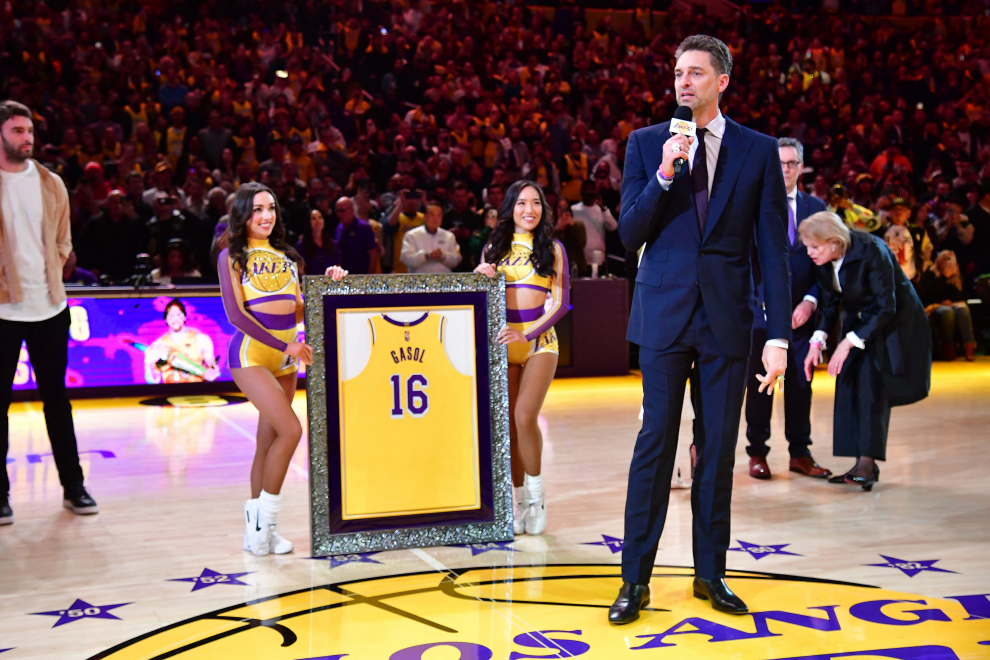 Retiran la camiseta y el número 16 de Los Angeles Lakers en tributo a Pau Gasol.