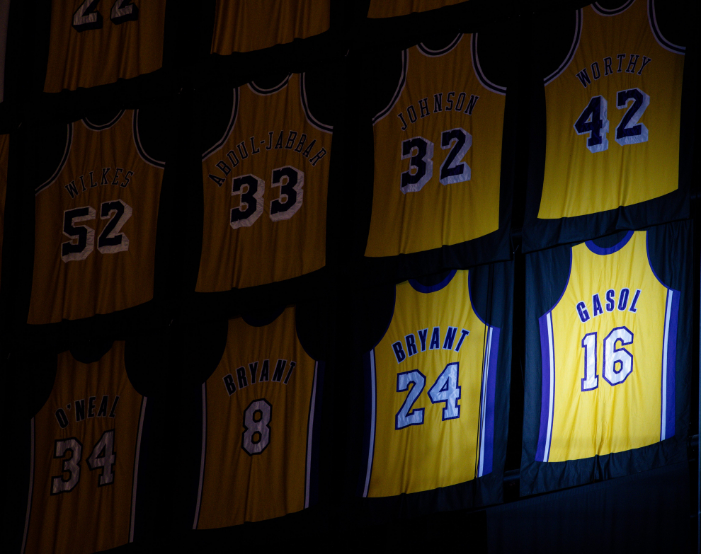 Retiran la camiseta y el número 16 de Los Angeles Lakers en tributo a Pau Gasol.