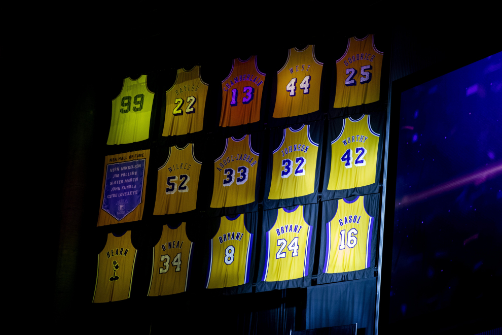 Retiran la camiseta y el número 16 de Los Angeles Lakers en tributo a Pau Gasol.