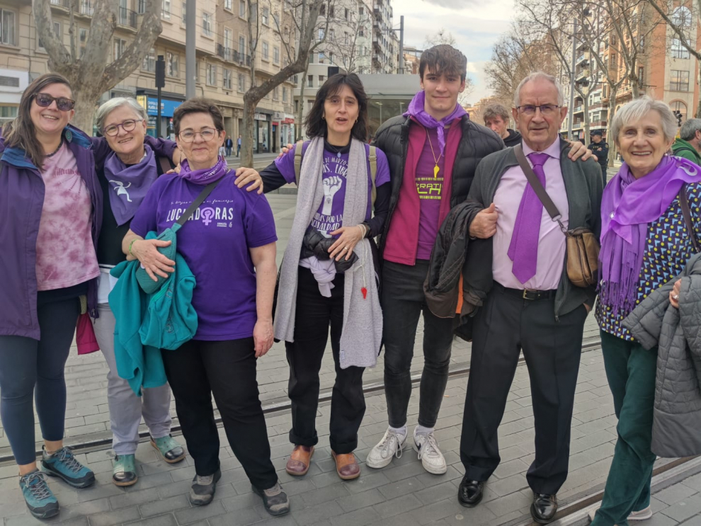 Santiago Apodaca, de 74 años, se ha puesto la camisa y la corbata del 8-M para acudir a la marcha estudiantil con su mujer y unos amigos.