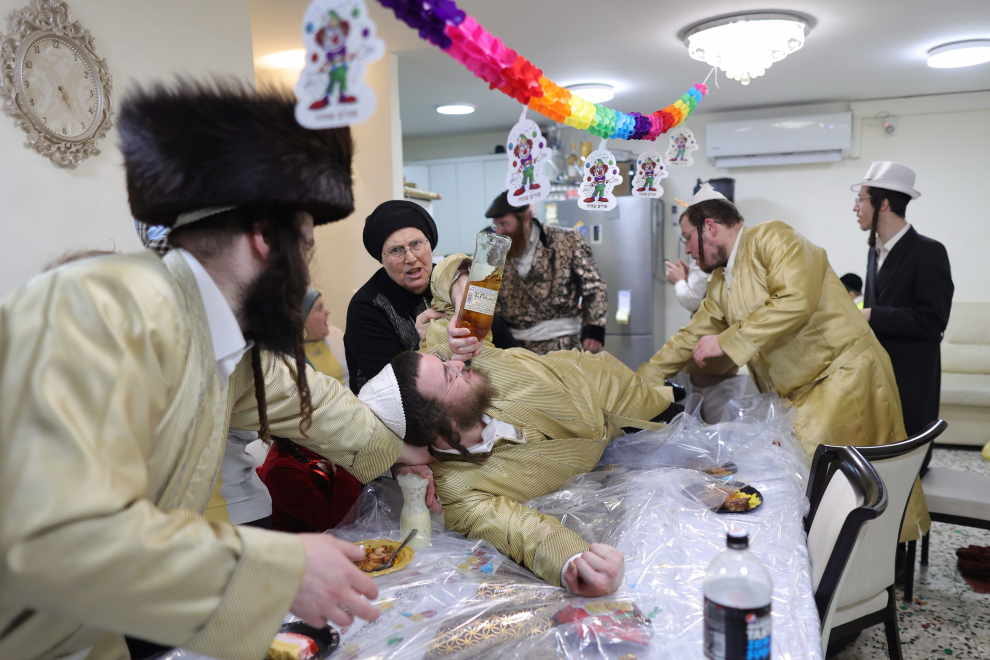 Ultra-Orthodox Jewish men seen drunk as they take part in a celebration in Mea Shearim neighbourhood during the Jewish holiday of Purim in Jerusalem March 8, 2023 REUTERS/Ammar Awad RELIGION-PURIM/JERUSALEM
