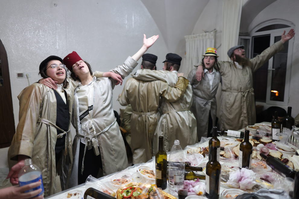 Ultra-Orthodox Jewish men seen drunk as they take part in a celebration in Mea Shearim neighbourhood during the Jewish holiday of Purim in Jerusalem March 8, 2023 REUTERS/Ammar Awad RELIGION-PURIM/JERUSALEM