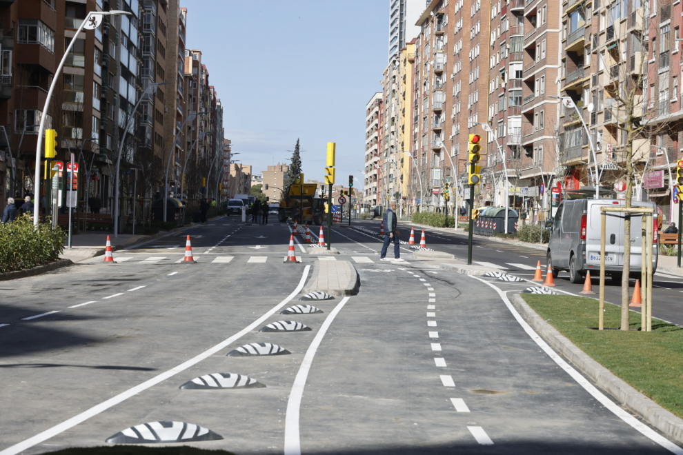 La Avenida Navarra estrena reforma convertida en
un paseo con amplias zonas verdes y espacios de
encuentro