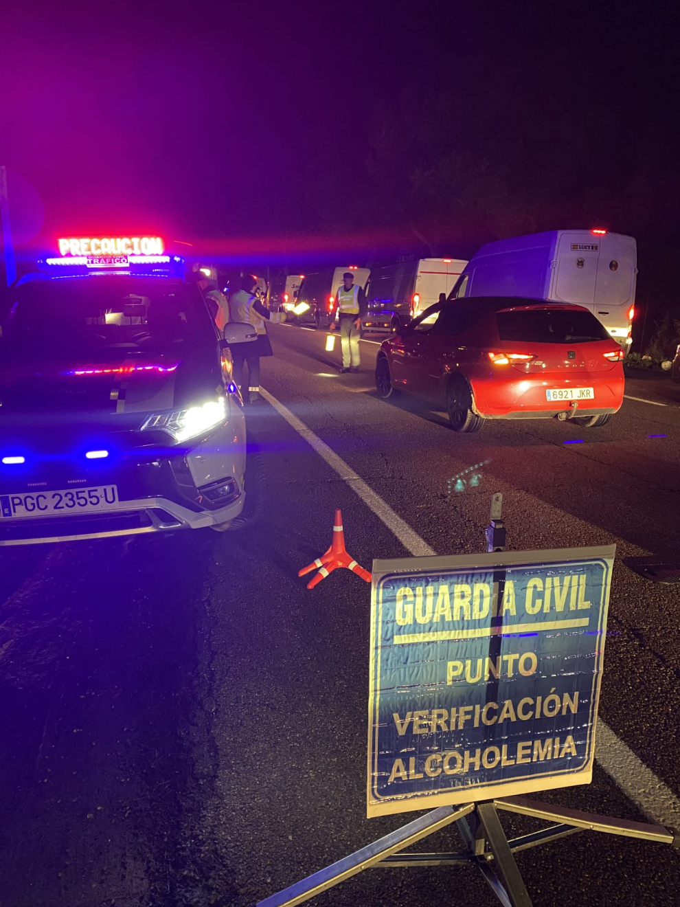 Fotos del dispositivo de la Guardia Civil llevado a cabo en la AP-2, en Zaragoza