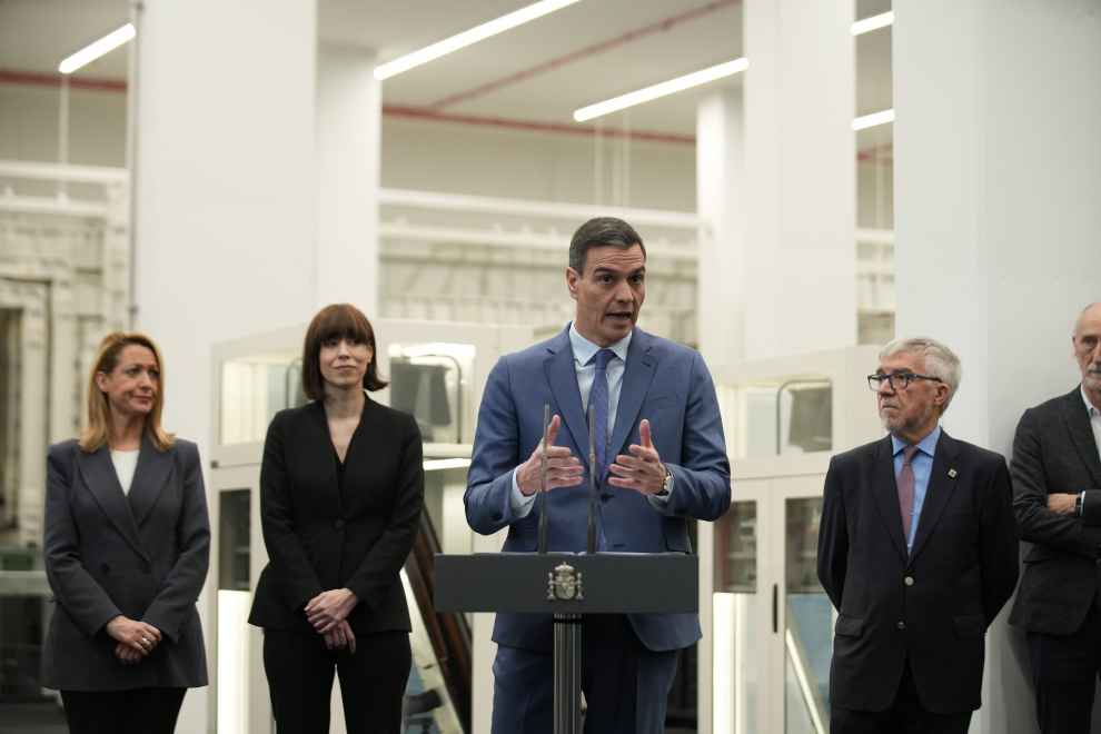 Mateo Valero, director del Barcelona Supercomputing Center, guía a Pedro Sánchez en su visita a las instalaciones del MareNostrum.
