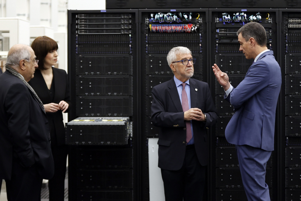 Mateo Valero, director del Barcelona Supercomputing Center, guía a Pedro Sánchez en su visita a las instalaciones del MareNostrum.