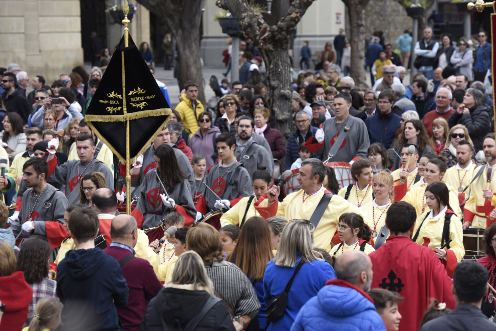 Las bandas de las cofradías han llenado calles y plazas este sábado en Huesca.