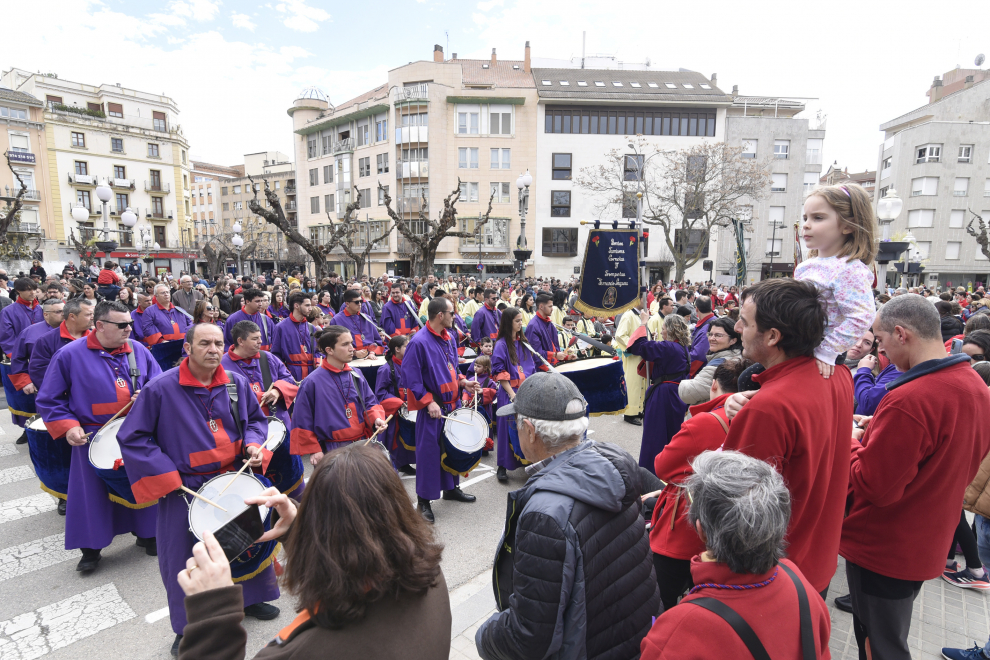 Las bandas de las cofradías han llenado calles y plazas este sábado en Huesca.