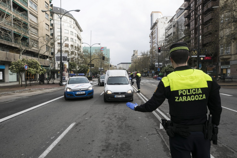 Control de Policía en el paseo Pamplona de Zaragoza para localizar salidas no autorizadas por el estado de alarma.