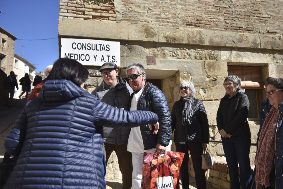 Vecinos y colegas arropan en su última consulta al facultativo, que se jubila con 70 años. Es uno de los 600 médicos que acabarán su vida laboral en el próximo lustro en Aragón.