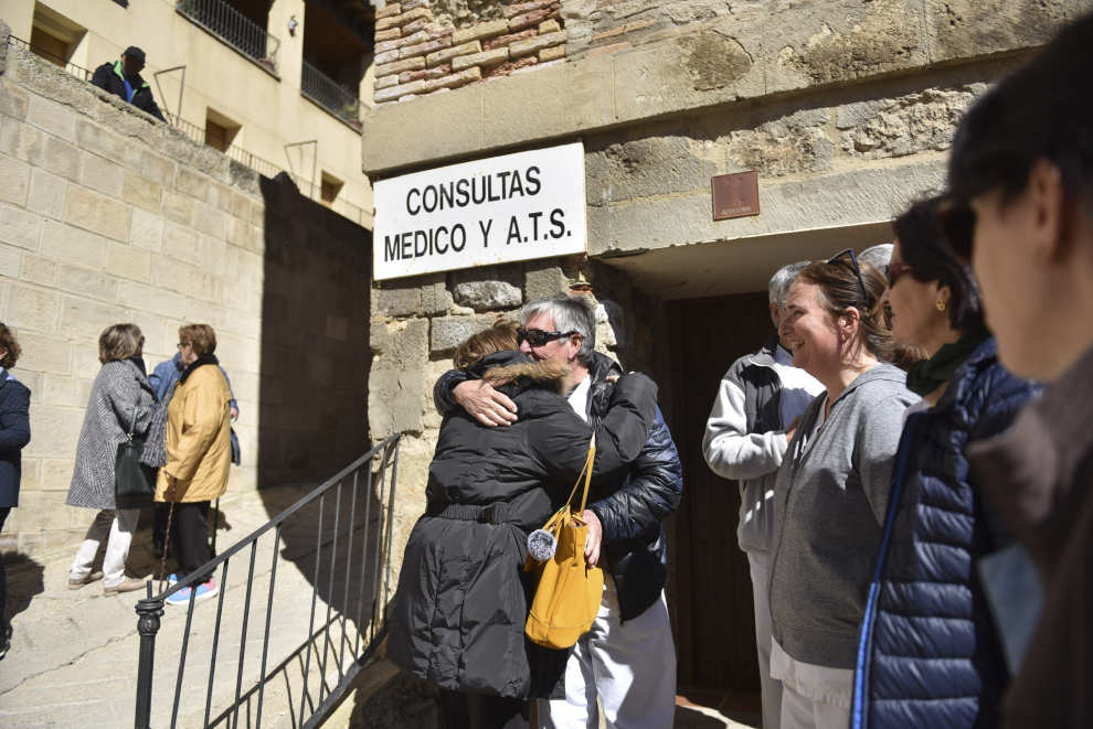 Vecinos y colegas arropan en su última consulta al facultativo, que se jubila con 70 años. Es uno de los 600 médicos que acabarán su vida laboral en el próximo lustro en Aragón.