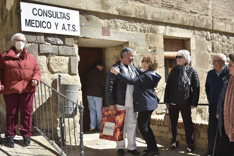 Vecinos y colegas arropan en su última consulta al facultativo, que se jubila con 70 años. Es uno de los 600 médicos que acabarán su vida laboral en el próximo lustro en Aragón.