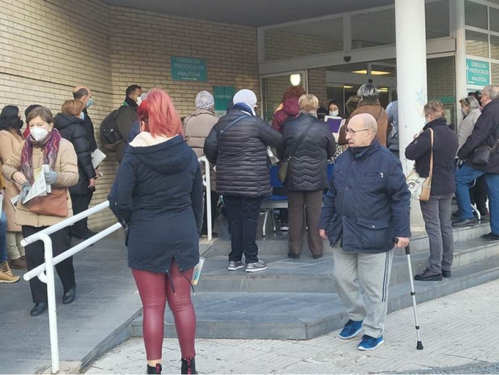 Varios usuarios esperan en el exterior del Centro de Salud Univérsitas para hacerse análisis una mañana de frío.