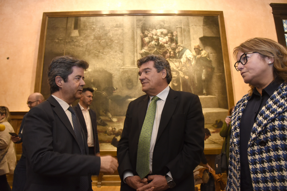 El ministro José Luis Escrivá visita Huesca, donde su padre ejerció como médico a principios de los años 40.