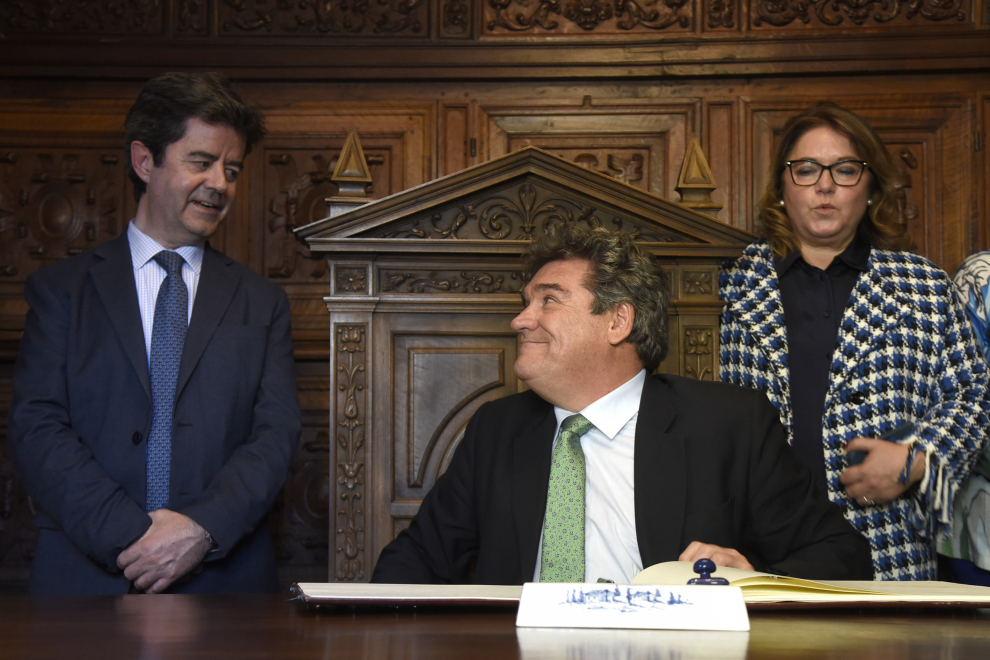 El ministro José Luis Escrivá visita Huesca, donde su padre ejerció como médico a principios de los años 40.