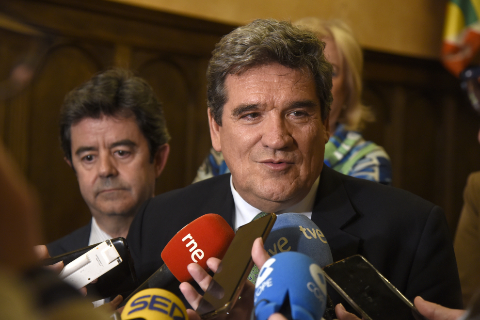 El ministro José Luis Escrivá visita Huesca, donde su padre ejerció como médico a principios de los años 40.