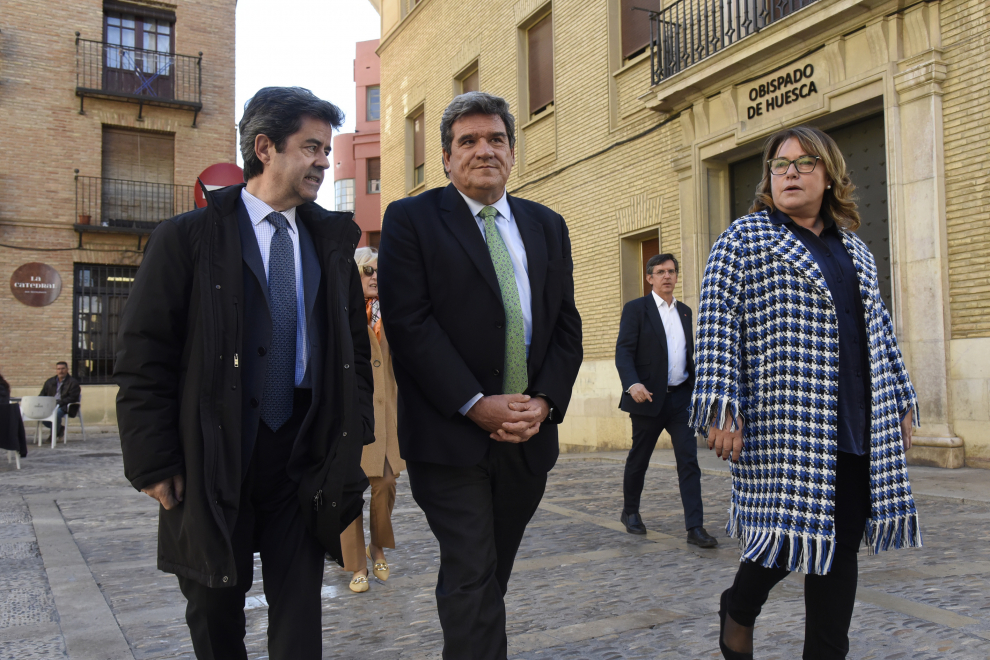 El ministro José Luis Escrivá visita Huesca, donde su padre ejerció como médico a principios de los años 40.