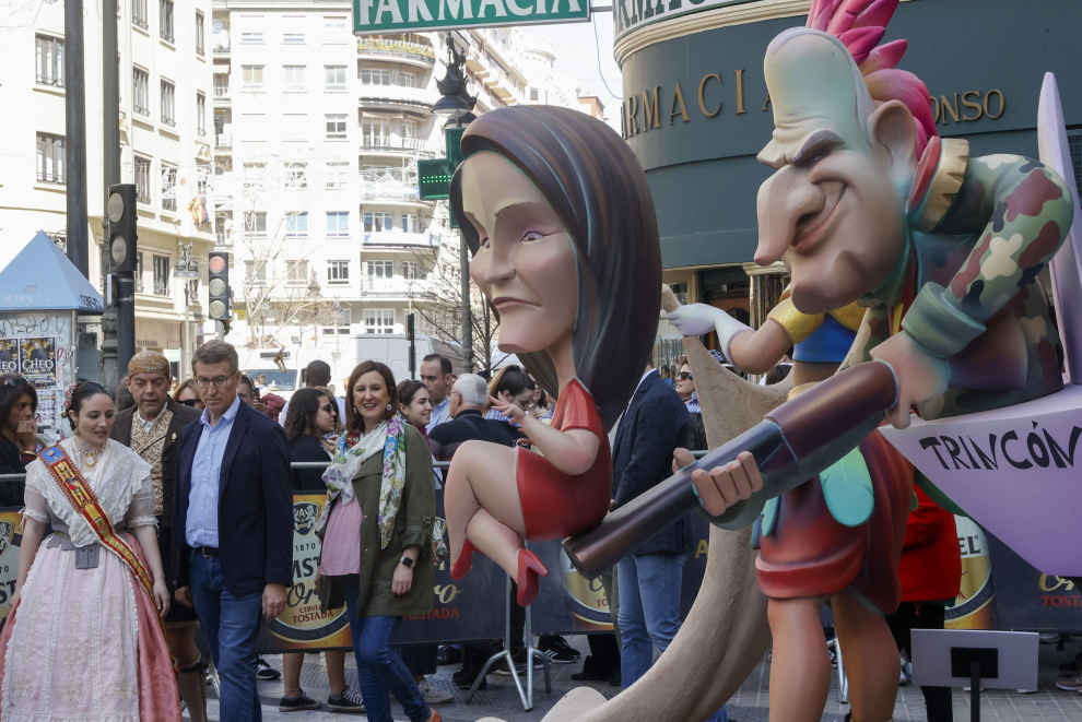 Feijóo mirando a los ninots que representan al Rey y a la Reina Letizia.