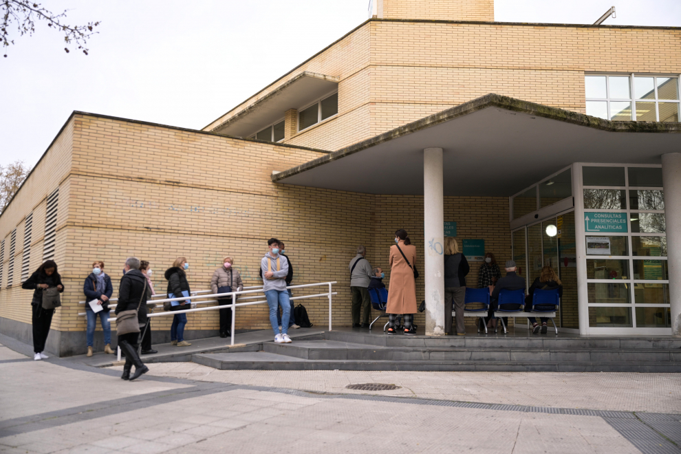 Fila para extracciones de sangre en el Centro de Salud Univérsitas este viernes.