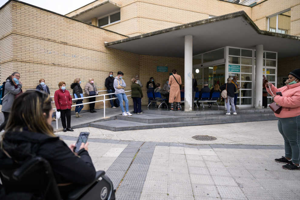 Fila para extracciones de sangre en el Centro de Salud Univérsitas este viernes.