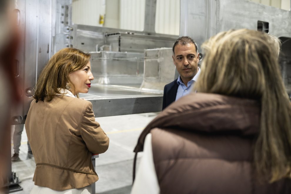 Visita de la consejera de Servicios Públicos y Movilidad, Natalia Chueca, a la planta de CAF en Zaragoza