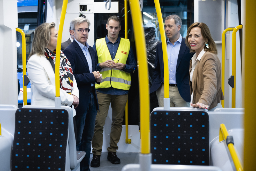 Visita de la consejera de Servicios Públicos y Movilidad, Natalia Chueca, a la planta de CAF en Zaragoza