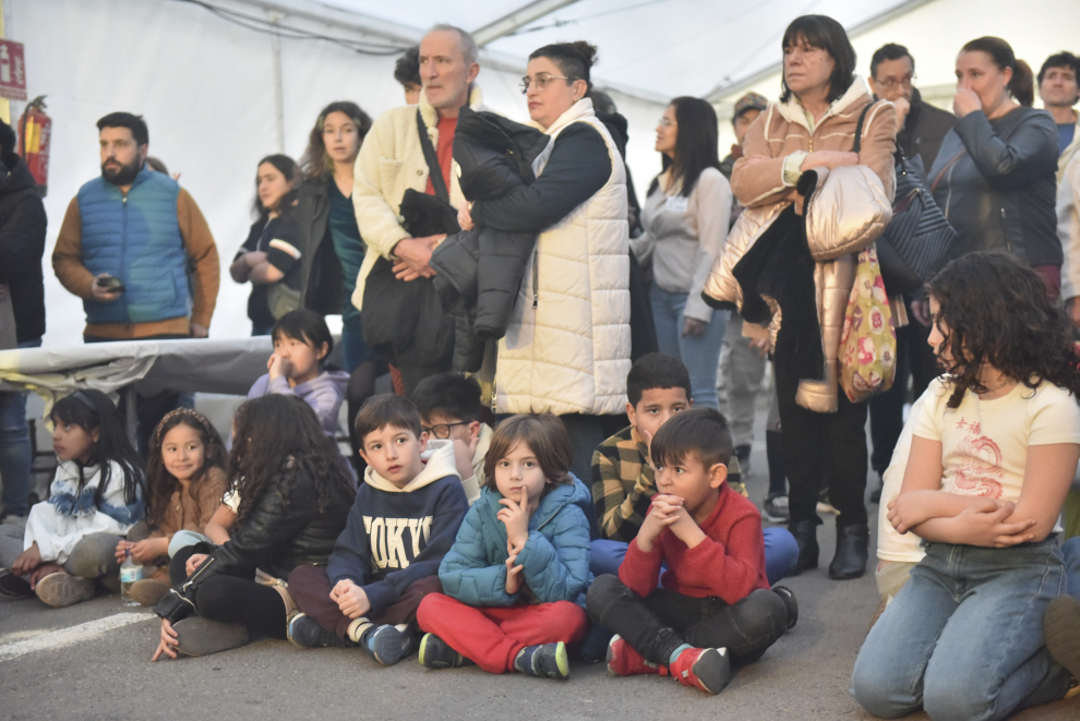 El barrio de San José de Huesca ha celebrado un encuentro de mairalesas entrantes y salientes amenizado por una disco-móvil.