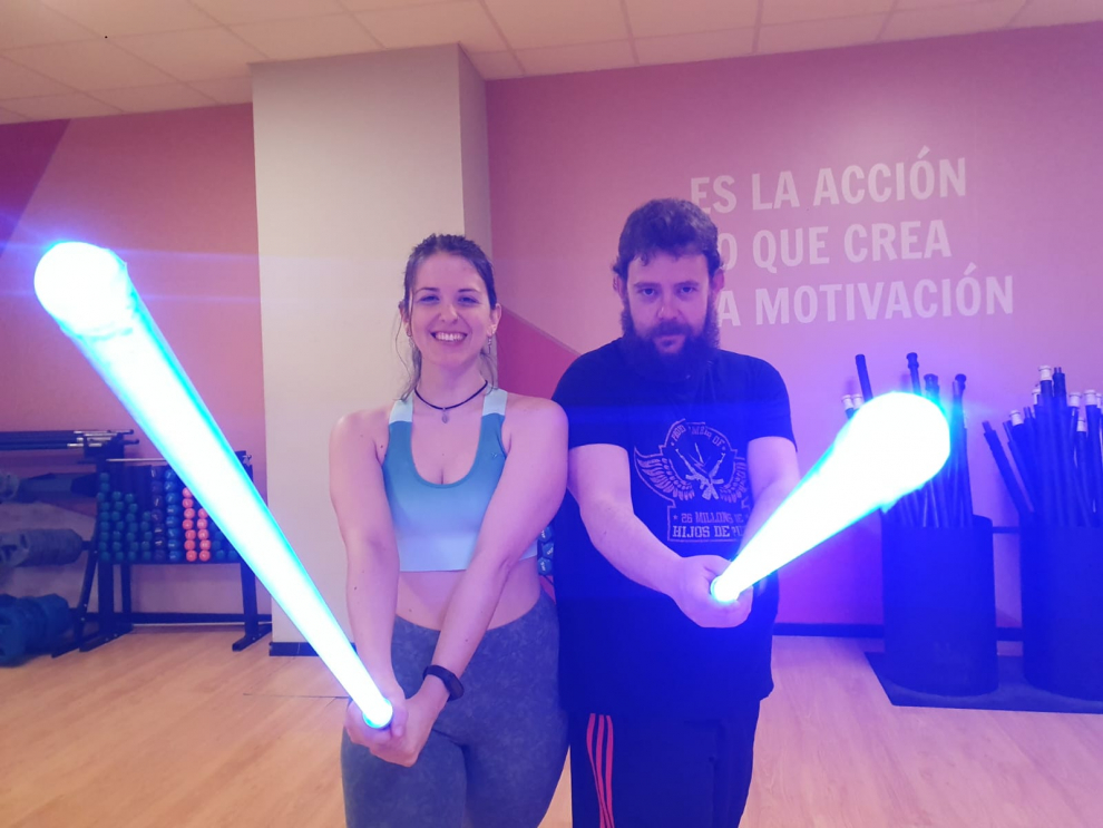 Marta García y Oscar Castro, en su primera clase con espadas láser.