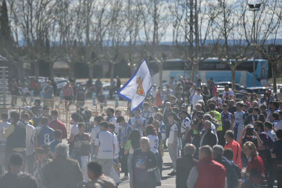 Las aficiones de la SD Huesca y el Real Zaragoza ya se encuentran en los aledaños de El Alcoraz.