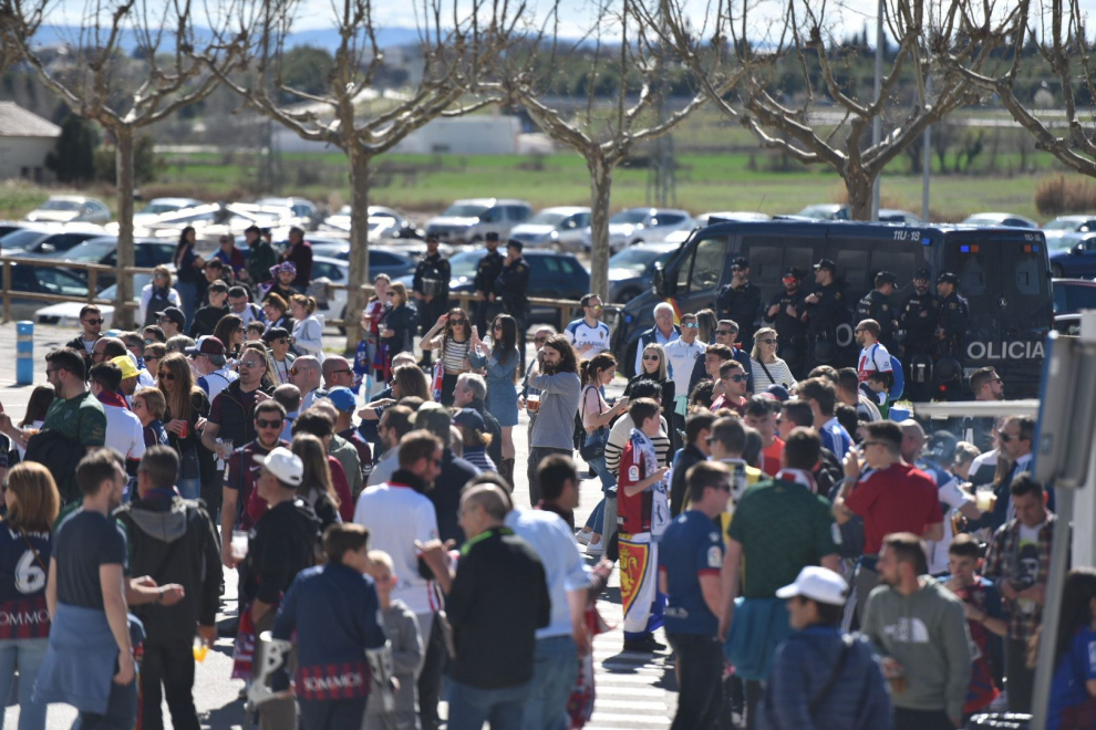 Las aficiones de la SD Huesca y el Real Zaragoza ya se encuentran en los aledaños de El Alcoraz.