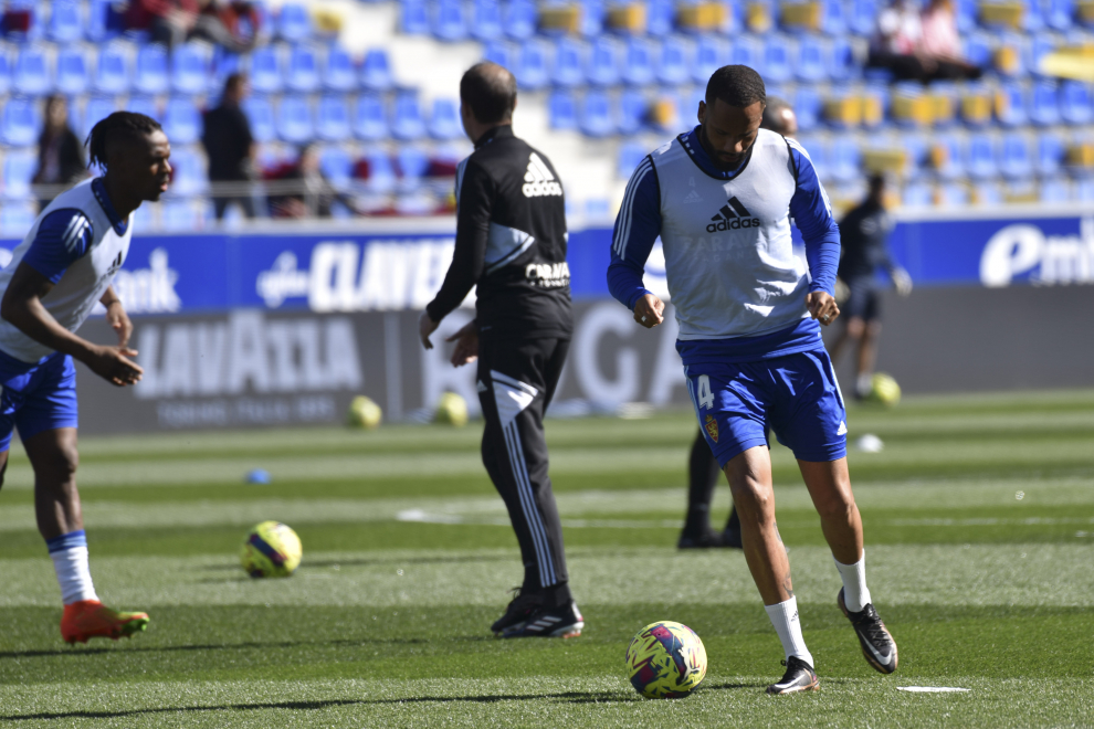 El Real Zaragoza caliente en el césped de El Alcoraz, minutos antes del encuentro.