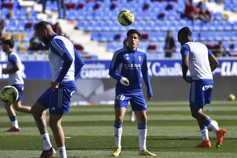 El Real Zaragoza caliente en el césped de El Alcoraz, minutos antes del encuentro.