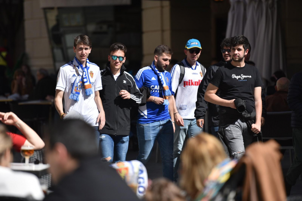 Los primeros aficionados de la SD Huesca y el Real Zaragoza se dejan ver en las horas previas al partido de El Alcoraz.