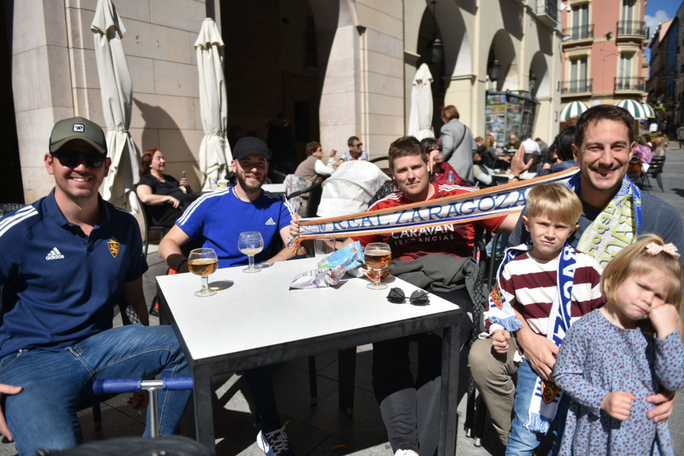 Los primeros aficionados de la SD Huesca y el Real Zaragoza se dejan ver en las horas previas al partido de El Alcoraz.