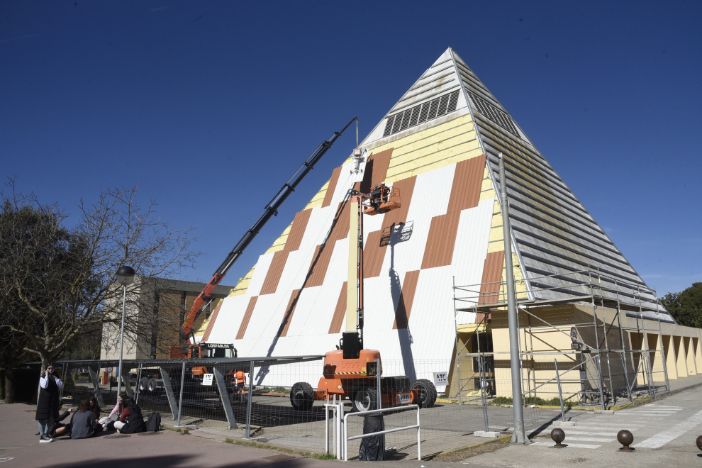 Los trabajos para solucionar las goteras del edificio del instituto y centro de FP cambian una de las imágenes más simbólicas de la ciudad de Huesca..