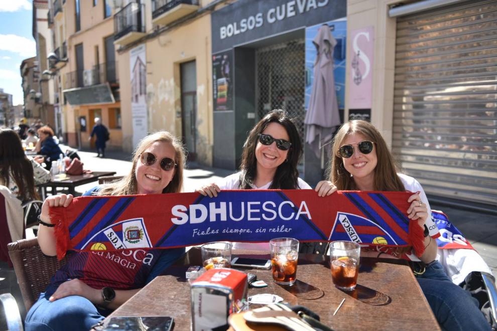 Los primeros aficionados de la SD Huesca y el Real Zaragoza se dejan ver en las horas previas al partido de El Alcoraz.