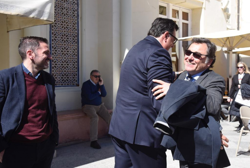 Los responsables de los dos clubes aragoneses comparten mantel y cubiertos en el restaurante Lillas Pastia antes de acudir al derbi de El Alcoraz