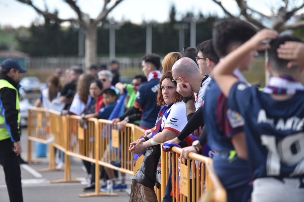 Las aficiones de la SD Huesca y el Real Zaragoza ya se encuentran en los aledaños de El Alcoraz.