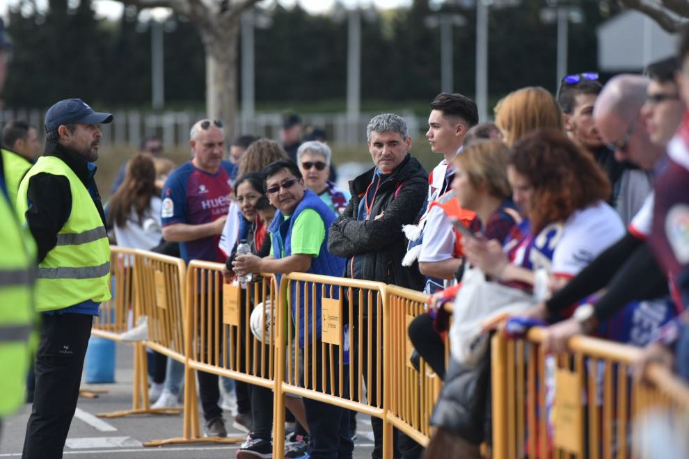 Las aficiones de la SD Huesca y el Real Zaragoza ya se encuentran en los aledaños de El Alcoraz.