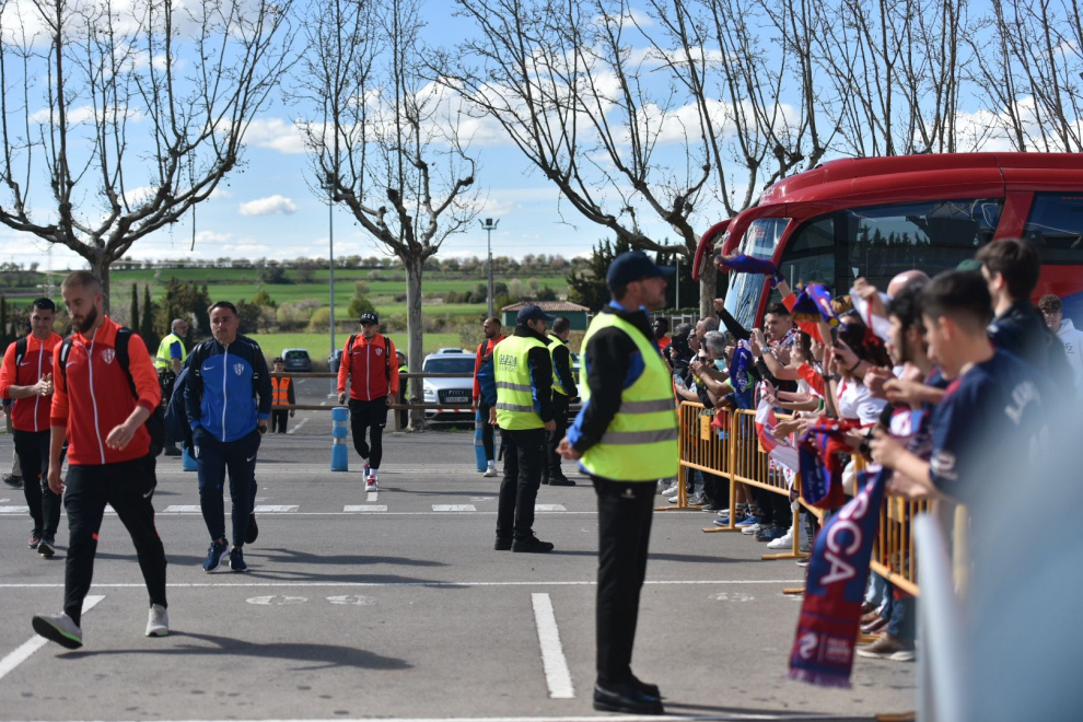 Las aficiones de la SD Huesca y el Real Zaragoza ya se encuentran en los aledaños de El Alcoraz.