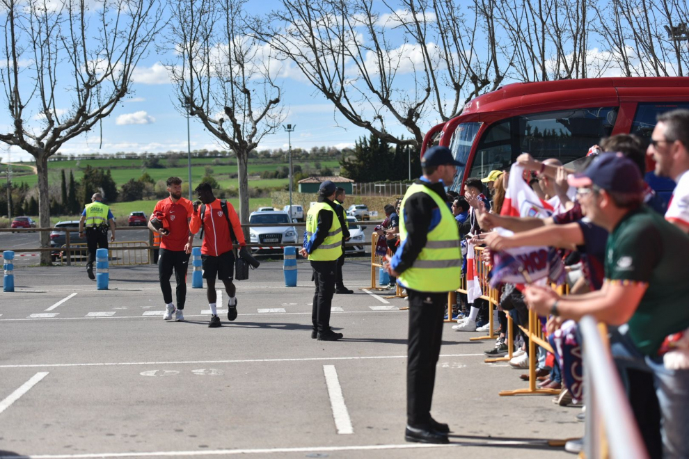 Las aficiones de la SD Huesca y el Real Zaragoza ya se encuentran en los aledaños de El Alcoraz.