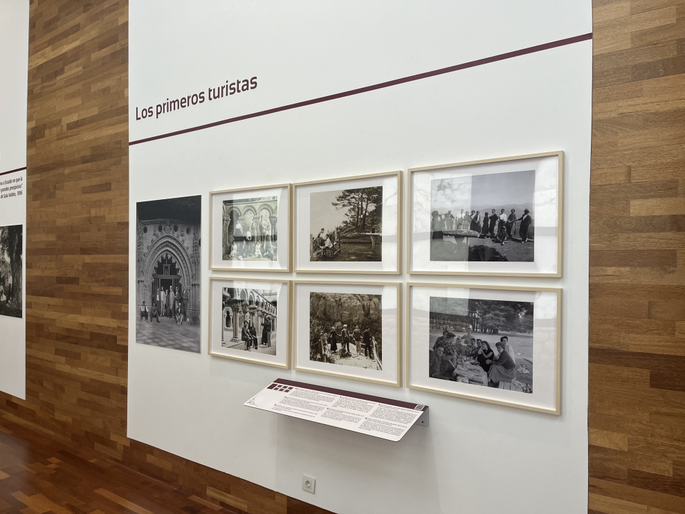 La muestra, que contiene un centenar de dibujos y fotografías, conmemora el centenario de la declaración del Monasterio Alto como monumento nacional.