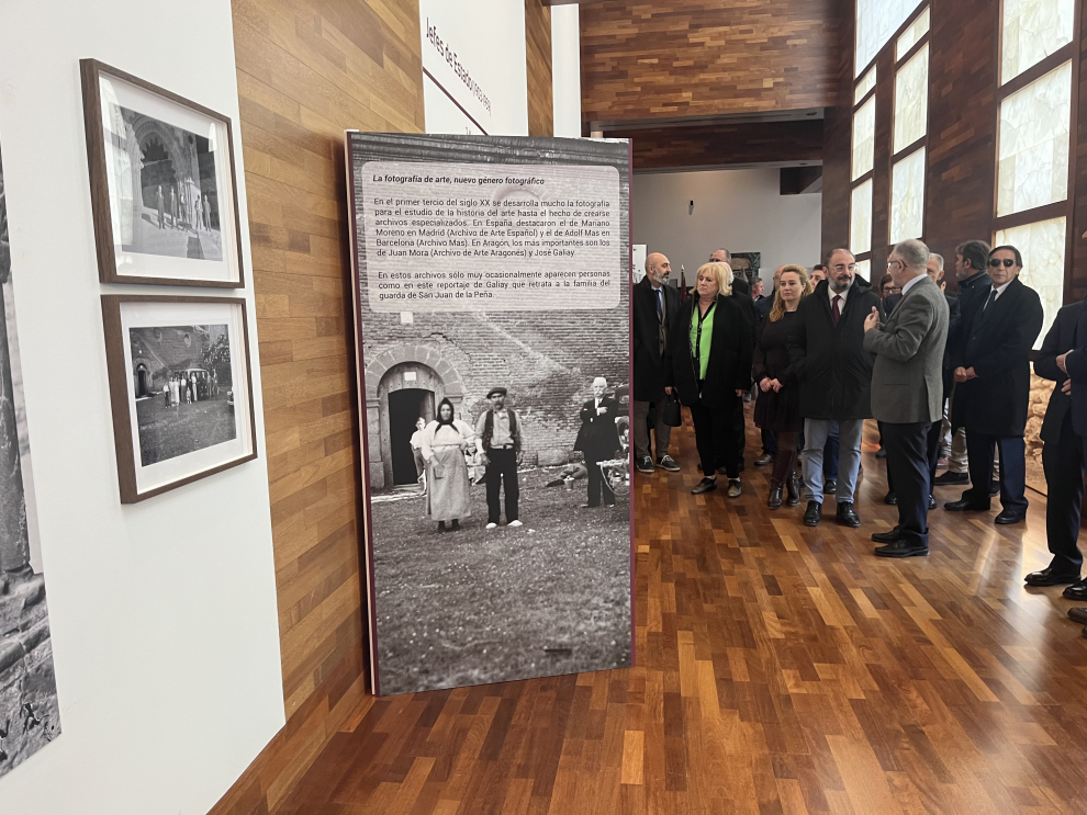 La muestra, que contiene un centenar de dibujos y fotografías, conmemora el centenario de la declaración del Monasterio Alto como monumento nacional.